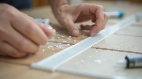 Czym przykleić listwę progową