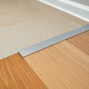 Listwa łącząca płytki z panelami