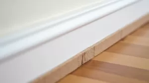 Montaż listwy MDF na klej czy klipsy