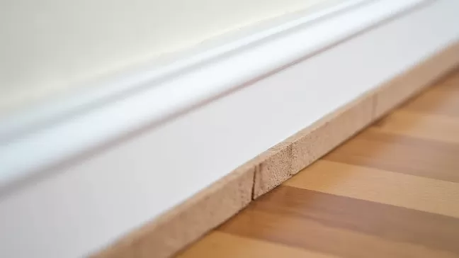 Montaż listwy MDF na klej czy klipsy