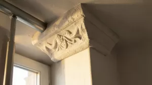sztukaterią do karnisza