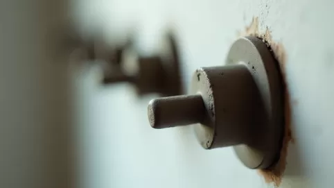 Jakie kołki do listwy montażowej