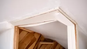 Montaż listwy maskujące do schodów strychowych