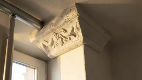 sztukaterią do karnisza