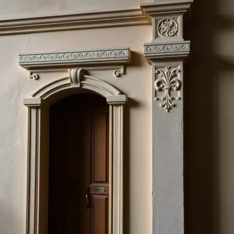 Sztukaterią na drzwiach ukrytych