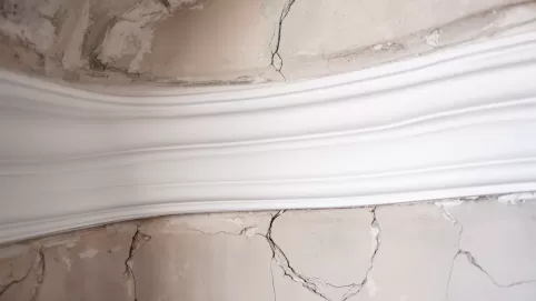 Sztukateria na krzywej ścianie