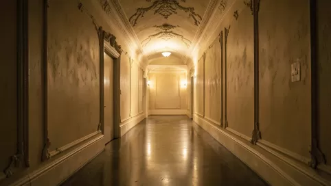 sztukateria w wąskim korytarzu